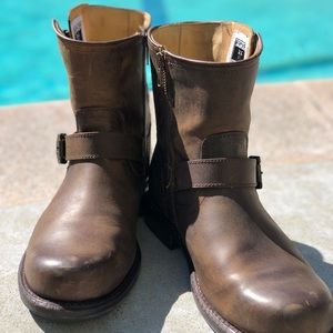 Frye Mens  Warren Engineer / Dark Brown